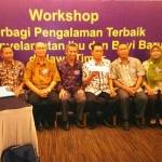 Kepala Dinkes Tuban (tiga dari kanan), bersama peserta workshop yang lain. (foto: suwandi/BANGSAONLINE)