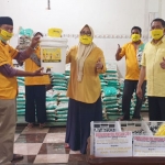 Anggota F-Golkar DPRD Pasuruan Rias Yudikari (tengah) didampingi Ketua DPD Udik Djanuantoro (kanan) saat mendistribusikan tempat cuci tangan kepada salah satu pengurus PK.