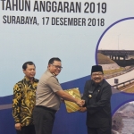 Gubernur Jatim saat menyerahkan DIPA APBN Jawa Timur TA 2019 kepada Kapolda Jatim.
