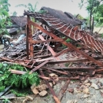 Salah satu rumah di Desa Kumpulrejo, Kecamatan Parengan, yang ambruk akibat diterjang puting beliung.