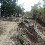Proyek pembangunan TPT di Dusun Ngingas sudah berjalan sejak beberapa hari yang lalu.