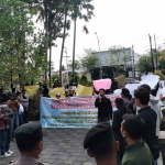 Forum Aliansi Peduli Perbub 51 saat menggelar unjuk rasa di Kantor Bupati Bangkalan.