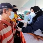 Vaksinasi massal yang digelar di Gelora 10 Nopember Surabaya, Selasa (6/7/2021).
