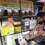 Noverty hanya menjajakan dagangannya dengan etalase sederhana di sudut Pasar Templek, Kota Blitar. 