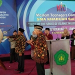 Didampingi Kepala Sekolah SMA Ghofar, Ketua I Yayasan Khadijah Surabaya Prof Surahmat memukul beduk tanda MTC secara resmi dibuka. foto: YUDI ARIANTO/ BANGSAONLINE