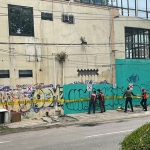 Proses penyegelan bangunan di Jalan Ngagel Jaya oleh Satpol PP Kota Surabaya, Kamis (29/9/2022)