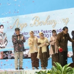 Gubernur Jatim didampingi Ketua Dekranasda Jawa Timur memukul gong secara simbolis sebagai tanda dibuka dan diresmikannya acara Gelar Kriya Dekranasda di Atrium Grand City Surabaya.