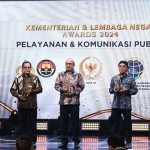 Sekjen Kementerian ATR/BPN saat menerima penghargaan.