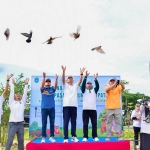 Bupati Lamongan, Yuhronur Efendi (tengah), saat pelepasan burung dari dalam rangka memperingati HCPSN 2025. 
