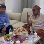 Khoirul Umam selaku pemilik PT Bawang Mas saat berbincang dengan adik kandung Prabowo Subianto, Hashim Djojohadikusumo.