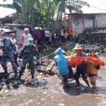 Tim gabungan dari FPRB, TNI AL, Polri, bersama warga saat mengevakuasi korban. 