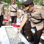 Kapolda Jatim melaksanakan Tabur Bunga di taman makam pahlawan.