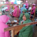 Suasana saat latihan membatik di kerajinan batik Saji Pacitan.