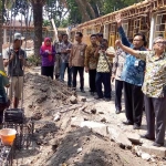Sambari didampingi Djoko Sulistio Hadi dan Bambang Isdianto saat memantau progres proyek revitalisasi Alun-alun.