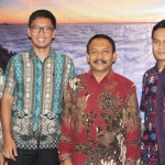Kepala Sub Bagian Layanan Informasi Humas Pemkot Surabaya Jefri S. (dua dari kiri), saat foto bersama Komisaris Utama HARIAN BANGSA dan BANGSAONLINE.com EM. Mas