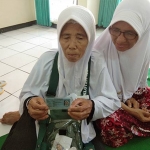 Sunak Mutiha Djumakah (Mak Sunak), seorang janda tua penjual kacang goreng renteng yang mampu menunaikan ibadah haji. foto: YUDI ARIANTO/ BANGSAONLINE