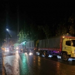 Truk muatan berat yang ditilang petugas dari Satlantas Polres Tuban karena nekat masuk wilayah kota.
