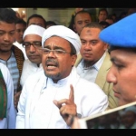 Ketua FPI Rizieq Syihab usai diperiksa di Mapolda Metro Jaya, Jakarta, Senin (23/1).