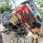 Petugas saat mengevakuasi truk trailer yang terguling di Jalan Raya Bakalan, Desa Wringinpitu, Kecamatan Balongbendo, Sidoarjo, Rabu (1/6/2022)