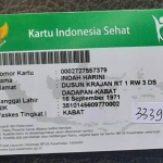 Kartu KIS milik Indah Harini, pasien yang beralamat di RT 1 RW 3 Dusun Krajan Desa Dadapan Kecamatan Kabat Banyuwangi. foto: bangsaonline.com