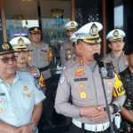 Dirlantas Polda Jatim saat memberi keterangan terkait Operasi Keselamatan Semeru 2025