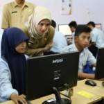 Foto Bupati Tantri Saat Sidak UN di SMKN II Kraksaan. (Andi/BANGSAONLINE)