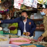 Petugas Satgas Pangan Polres Kabupaten Nganjuk bersama dinas perindustrian dan perdagangan setempat ke beberapa toko sembako secara acak, Selasa (26/4/2022).