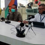 Pengawas Perdagangan Disperindag Jatim, Moh. Mulky Hidayat, dan Kepala Kanwil IV KPPU, Dendy Rakhmad Sutrisno, saat dialog interaktif.