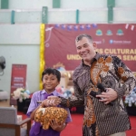 Konsul Jenderal Australia di Surabaya, Glen Askew, saat menjadi pembicara utama dalam giat yang digelar IIS SMP Progresif Bumi Shalawat.