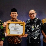 Wali Kota Pasuruan saat menerima penghargaan.