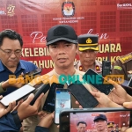 Ketua KPU Kota Kediri, Reza Cristian, saat memberi keterangan kepada wartawan. Foto: MUJI HARJITA/BANGSAONLINE