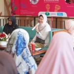 Wali Kota Batu Dewanti Rumpoko saat jadi narasumber dalam Talkshow "Ibu Kece Karir Oke" di Gardenia Cafe Kota Malang, Sabtu (21/12).