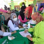 Tim Tenaga Kesehatan Puskesmas Kecamatan Kanor sedang mendata calon peserta vaksin gratis. (foto: EKY NURHADI/BANGSAONLINE)