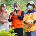 Kalaksa BPBD Jatim Drs. Budi Santosa memimpin mitigasi vegetasi di lereng Gunung Lawu, area wisata Desa Genilangit, Magetan. foto: istimewa