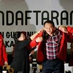 Ketua Umum PDIP Megawati Soekarnoputri mengenakan jas merah ke Ahok saat mengantarkan pasangan calon gubernur dan wakil gubernur DKI Jakarta mendaftar ke KPUD DKI Jakarta, Rabu (20/9).