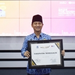 Bupati Arifin menunjukkan raihan penghargaan Natamukti Award 2020. foto: HERMAN/ BANGSAONLINE