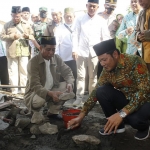 Wakil Bupati Sidoarjo, Subandi, saat meletakkan batu pertama pembangunan MINU Jabon. Foto: Ist