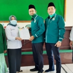 RESMI: Penyerahan rekomendasi DPP PKB kepada Ahmad Muhdlor Ali (Gus Muhdlor)-Subandi, di Kantor DPC PKB Sidoarjo, Minggu (6/9). foto: MUSTAIN/ BANGSAONLINE