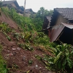 Kondisi rumah warga di Dukuh Badut yang tertimpa material tanah longsor. Foto: Ist.