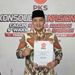 Rusdi Sutejo saat menunjukkan rekom dari PKS untuk maju Pilkada 2024 di Kabupaten Pasuruan.