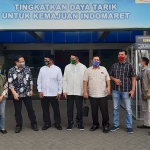 DISKUSI: Paslon BHS-Taufiq saat bertemu manajamen PT Indomarco, di Gedangan, Rabu (4/11). foto: MUSTAIN/ BANGSAONLINE