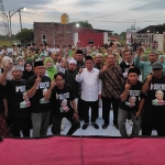 Calon Bupati Pasuruan Gus Mujib Imron (baju putih) foto bersama ratusan pendukungnya usai istighotsah akbar di Desa Masangan.