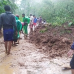 Jalan Raya Desa Sidorejo menuju Desa Resapombo sempat terputus karena tertutup material tanah longsor.