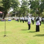 Wali Kota Kediri Abdullah Abu Bakar usai menyerahkan Surat Keterangan (SK) CPNS dan memberikan pesan kepada mereka yang telah lolos. (foto: ist)