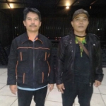 Mahmud dan Saidin, dua penjaga Alun-alun yang diterjunkan Waka Komisi I DPRD Gresik Syaichu Busiri. foto: ist.