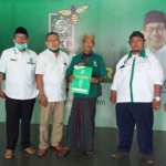 Perwakilan 4 PAC PKB se-Kota Pasuruan menunjukkan surat pernyataan yang berisi penolakan Gus Ipul sebagai bakal calon wali kota.