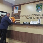 Tampak Ki Bagong (rambut gondrong) saat mendatangi Kantor Dinas Perizinan.