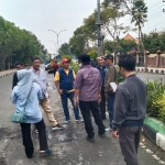Anggota Komisi III saat mengecek pengerjaan proyek tambak sulam di salah satu titik ruas jalan kabupaten