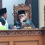 Ketua DPRD Pasuruan M Sudiono Fauzan saat memimpin rapat paripurna.
