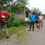 Sejumlah warga membersihkan rumput di lahan kosong yang akan dimanfaatkan untuk lahan bercocok tanam.